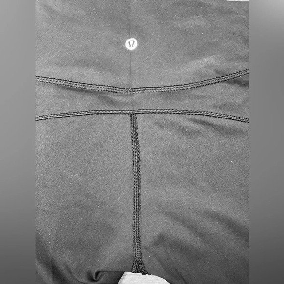 Lululemon In Movement Crop *Everlux 19" size 4 - Picture 3 of 6